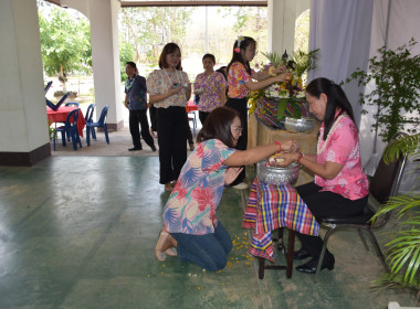 พิธีสรงน้ำพระและรดน้ำ﻿ขอพรเนื่องในประเพณีวันสงกรานต์ ... พารามิเตอร์รูปภาพ 26